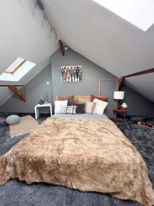 a bedroom with a large bed with a large brown blanket at Superbe maison 4 chambres avec jardin Marcq in Marcq-en-Baroeul +25 photos