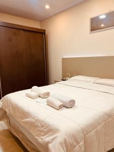 ClorindaにあるSHINY Houseのタオルが敷かれたベッドのある寝室