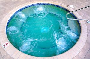 einen Pool mit grünem Wasser in einer Badewanne in der Unterkunft Waterfront Intercoastal, Walk to the Beach, Pool & Hot Tub, Watch the Boats in Boca Raton