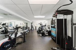 ein Fitnessstudio mit mehreren Laufbändern und Cardiogeräten in der Unterkunft Waterfront Intercoastal, Walk to the Beach, Pool & Hot Tub, Watch the Boats in Boca Raton