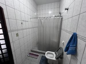 ein Badezimmer mit Dusche und Toilette in der Unterkunft Casa Nhá Chica - Aparecida - a 10 minutos a pé do Santuário Nacional in Aparecida + 36 Fotos