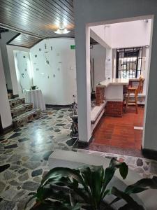 una habitación con un reloj grande en la pared en Hotel Americano Plus, en Pereira 1 foto más