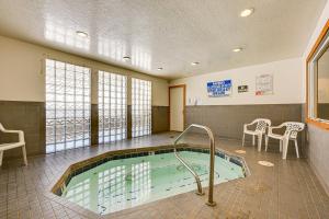 Πισίνα στο ή κοντά στο Walk to Giant Steps and Hot Tub Brian Head Condo!