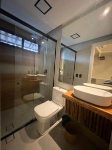 Un baño con inodoro, lavabo y ducha. en Umbelina Pousada Boutique, en Porto de Galinhas 15 fotos más