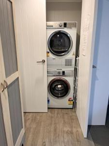 lavadero con 2 lavadora y secadora en The Pool House -New Listing Promo, en Russell 2 fotos más