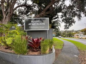 Un letrero para una calle vacacional Russell en The Pool House -New Listing Promo, en Russell