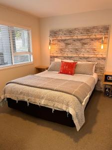 Un dormitorio con una cama grande con cabecero de madera. en The Pool House -New Listing Promo, en Russell