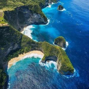 eine Luftaufnahme eines Strandes mit Felsen im Meer in der Unterkunft Favotrip in Nusa Penida
