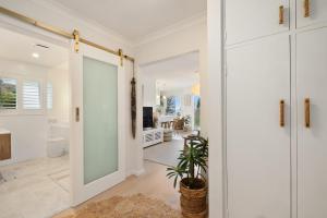 Ένα μπάνιο στο Sunrise Cove 2-Bed Apartment at Newport Beach