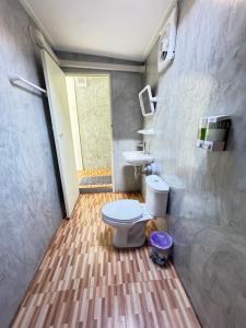 een badkamer met toilet en wastafel bij Forest Hill Lanta in Koh Lanta +24 foto's