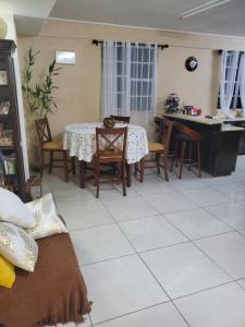 MahautにあるAshmak apartmentのテーブルとキッチンのあるリビングルーム