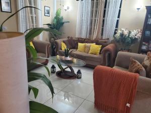 MahautにあるAshmak apartmentのソファとテーブルのあるリビングルーム