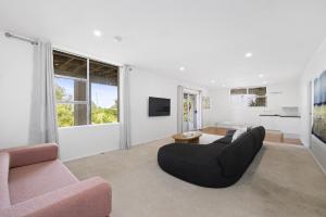 Kuchyň nebo kuchyňský kout v ubytování Spacious 5-Bed Beach House with Ocean View