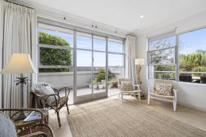 Posezení v ubytování Spacious 5-Bed Beach House with Ocean View + 14 fotografií