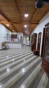 a room with a wooden ceiling and a wooden floor at Cabaña rústica con encanto y luces cálidas para noches inolvidables in Apuela