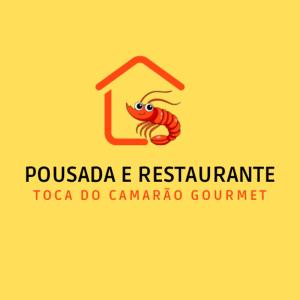 un logo pour un restaurant de fruits de mer avec une crevette dans une maison dans l'établissement Pousada e Restaurante Toca do Camarão Gourmet, à Maricá