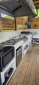 博卡斯德尔托罗Bamboo Lodge的厨房配有炉灶烤箱