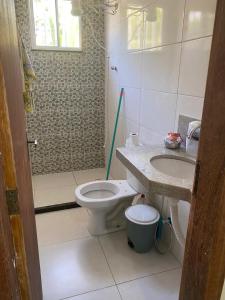 ein Badezimmer mit Toilette und Waschbecken in der Unterkunft Linda Casa de Campo Lago & Mata em Araguaia in Alfredo Chaves