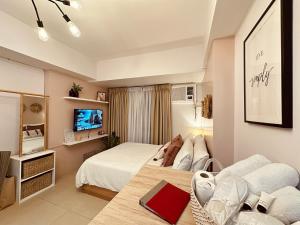 a hotel room with a bed and a couch at Cozy Nest Tagaytay in Tagaytay +30 photos