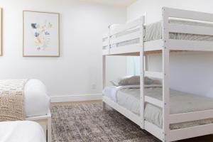 Giường trong phòng chung tại Premium 4-bedrooom House Best Location +25 ảnh