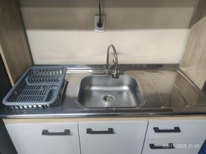 een keuken met een gootsteen en een zeef bij Apartamento Ótima Localização Turismo Faculdade in Bento Gonçalves