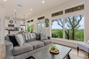 ein Wohnzimmer mit Sofa und Tisch in der Unterkunft Spacious Gruene Home on the River in Gruene