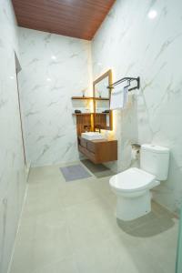 Koupelna v ubytování Batur Volcano Guest House & Villa + 75 fotografií