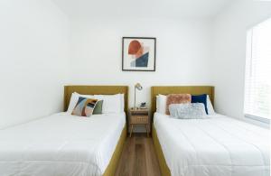 Ένα ή περισσότερα κρεβάτια σε δωμάτιο στο Chic & Spacious Newly Renovated Downtown Retreat 4BR-3BA that Sleeps 10