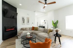 Χώρος καθιστικού στο Chic & Spacious Newly Renovated Downtown Retreat 4BR-3BA that Sleeps 10