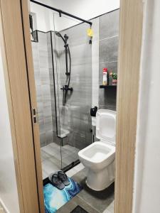 a bathroom with a toilet and a glass shower at Mathel Studio Home in Marimbeti