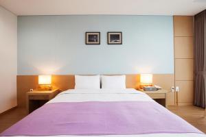 Postel nebo postele na pokoji v ubytování YOUUS Hotel