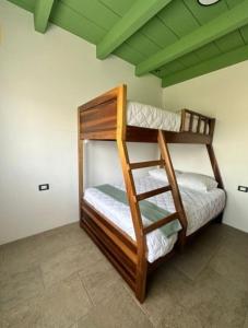 Postel nebo postele na pokoji v ubytování Casa de Las Flores