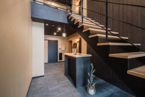 een trap in een lobby met een trap bij BEPPU Risana in Beppu
