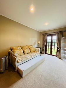 - un salon avec un canapé dans l'établissement Vila dos Pinheiros, à Campos do Jordão