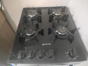 een kookplaat met branders erop bij Apartamento Ótima Localização Turismo Faculdade in Bento Gonçalves