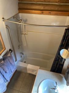 Koupelna v ubytování Relaxing Glamping Vacation: Fantastic Log Cabin with a Hot Tub in Darby, MT