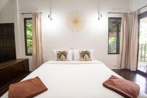 En eller flere senge i et værelse på Baan Sawasdee Resort + 54 billeder
