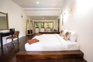 En eller flere senge i et værelse på Baan Sawasdee Resort