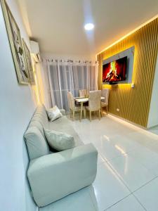 卡塔赫纳Vista Infinita de Cartagena Cerca del Centro Histórico的客厅里有一张沙发和一张桌子。