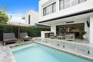 Nalu Beach House - Kingscliff Getaway by uHoliday في كينغسكليف: حمام سباحة أمام منزل