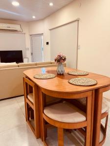 ClorindaにあるSHINY Houseの木製テーブル(椅子2脚付)