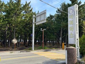 SongjŏngにあるGyeongpo Iris Stayの道路脇の標識