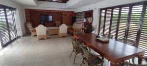 a living room with a wooden table and chairs at Villa Campestre Eagle in Girardot