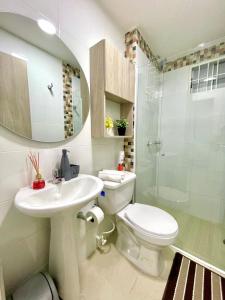 卡塔赫纳Vista Infinita de Cartagena Cerca del Centro Histórico的浴室里有马桶、洗手池和淋浴。