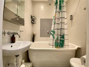 Un baño de Cosy flat in Central London, Bank payment ONLY in advance 10 fotos más