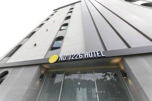釜山Sasang ND 1226 Hotel的侧面有标志的建筑物