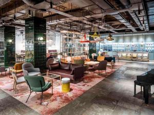 una habitación con un montón de sillas y mesas en Novotel York Centre, en York