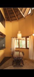 une salle à manger avec une table et un lustre dans l'établissement Cabañas Bendita Tierra- Crespin, à Los Molles