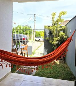 - un hamac sur le balcon d'une maison dans l'établissement MSFlats Paripueira Praia Wifi Ar Cozinha e Varanda Nascente c Rede, à Paripueira
