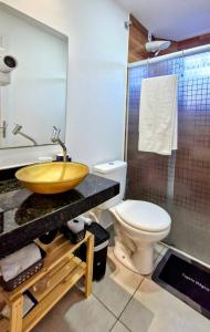 une salle de bain avec un lavabo et des toilettes dans l'établissement MSFlats Paripueira Praia Wifi Ar Cozinha e Varanda Nascente c Rede, à Paripueira 60 autres photos